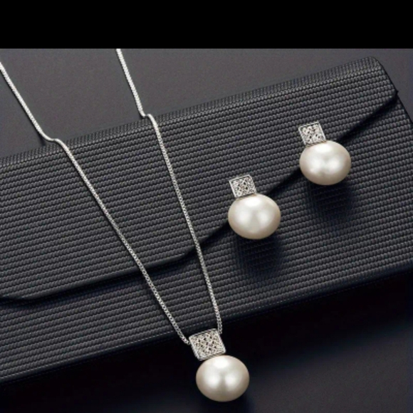 boutique Jewelry - Nwt womens faux pearl necklace and earrings set